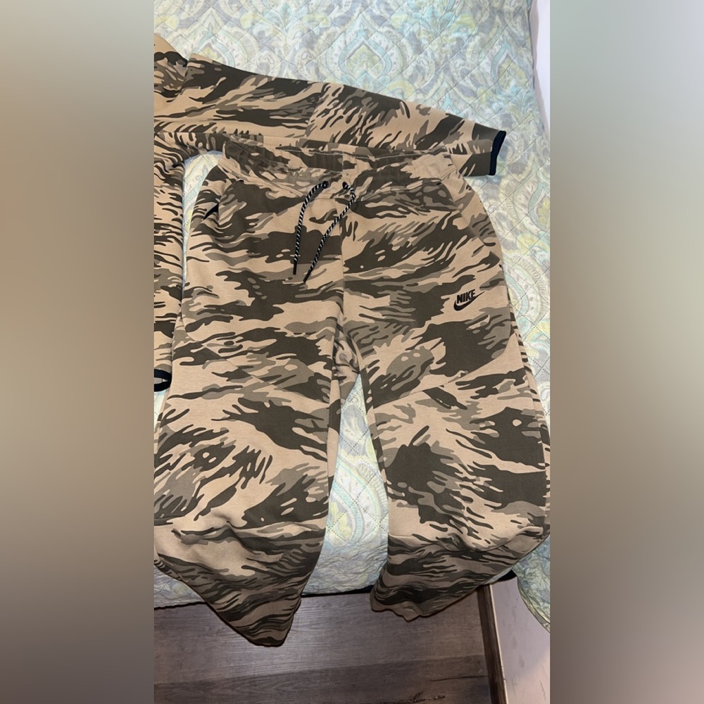 Nike Camouflage Jacket in Green and Tan - Picture 7 of 7